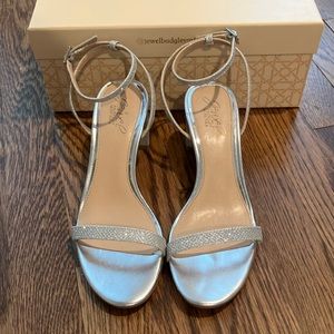 Badgeley Mischka heels 🩶🤍 only worn once